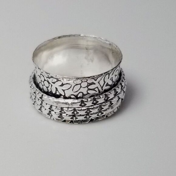 Vintage Wide Spinner Ring, Silver Tone Embossed Band, Size 6, Stacking Estate - Picture 7 of 9